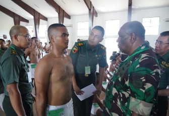 Kasdam Kasuari saat Pimpin Sidang Parade Caba PK TNI AD Reguler Pria dan Keagamaan TA 2022 