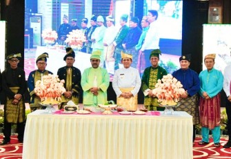 Gubernur Kepulauan Riau H. Ansar Ahmad dan rombongan saat menghadiri syukuran Hari Ulang Tahun (HUT) Kabupaten Karimun yang ke-23 di Gedung Nilam Sari, Kantor Bupati, Karimun, Rabu (12/10).