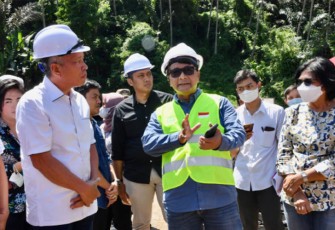 SesKemenKopUKM saat meninjau pembangunan Factory Sharing di Desa Kapitu, Kecamatan Amurang Barat, Kabupaten Minahasa Selatan, Sulawesi Utara, Sabtu (3/12). 
