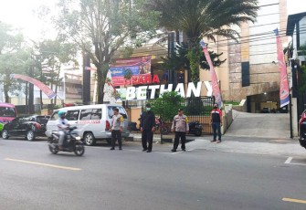 Polisi intensif melakukan patroli di gereja menjelang Natal dan tahun baru.