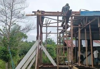 Personel Satgas Yonif 126/KC saat Bantu Renovasi Gereja di Perbatasan Papua