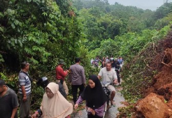 Polsek Giri Mulya bersama Warga saat Gotong-Royong Bersihkan Jalan