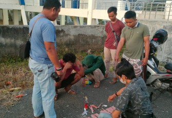 Polisi saat gerebek 2 pemuda yang sedang menyalahgunakan obat Samcodine, Selasa (22/11). 