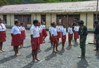 Satgas TNI Yonif 405/SK saat Mengajar di Pedalaman Papua
