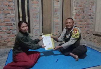 Bhabinkamtibmas Polsek Nasal Polres Kaur Antar Laporan Warga