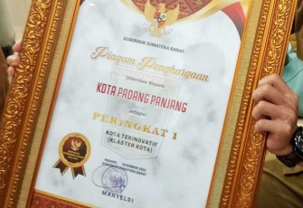 Piagam Penghargaan diberikan kepada Kota Padang Panjang sebagai peringkat 1 kota terinovatif klaster kota.