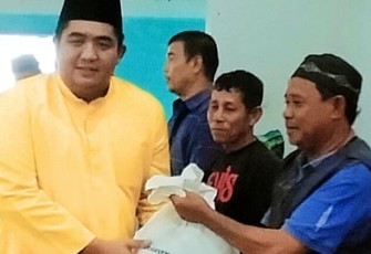 Bupati Bintan Roby Kurniawan SPWK saat turut membagikan bantuan sembako ke masyarakat.