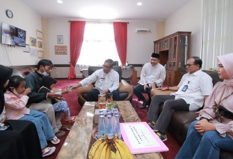 Pj Wali Kota Payakumbuh Rida Ananda, menyerahkan bantuan beasiswa untuk anak yatim.