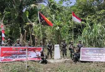 Dansatgas Yonif 126/KC saat Laksanakan Patroli Patok di Perbatasan RI-PNG