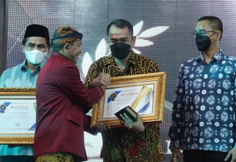 Kapolda Jawa Tengah Irjen Pol Ahmad Luthfi saat terima penghargaan dari Jawa Pos Radar Semarang 