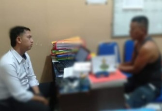 Tersangka DPO (kanan) saat diinterogasi penyidik