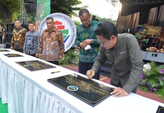 Menteri Desa, PDT, dan Transmigrasi Abdul Halim Iskandar bersama Ibu Lilik Umi Nasriyah memberikan piagam Piagam Penghargaan kepada Kepala Desa Perempuan Inspiratif 2022, Tenaga Fasilitator Pengembangan Satuan Pemukiman Teladan di Kawasan Transmigrasi, Da'i Islamic Center berprestasi di kawasan Transmigrasi,  dan para pegawai pemenang perlombaan dalam rangka memperingati Hari Bhakti Transmigrasi ke-72 serta menandatangani prasasti peresmian pembangunan jembatan di kawasan Transmigrasi di Kemendesa PDTT 