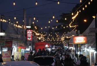 Pasar Kuliner Padang Panjang dipasang penerangan dengan bohlam berwarna warmwhite.