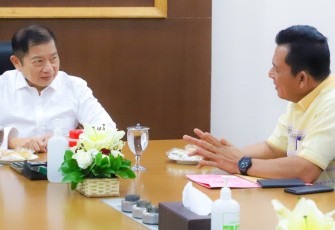 Gubernur Kepulauan Riau H. Ansar Ahmad (kanan) saat mengusulkan Program Prioritas Pemprov Kepri.