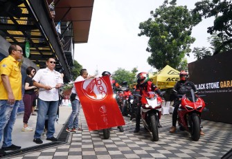Ketua MPR RI sekaligus Ketua Umum Ikatan Motor Indonesia (IMI) Bambang Soesatyo saat melepas rombongan touring Rolling Thunder Parade 21 Tahun Ducati Official Club Indonesia (DOCI). 