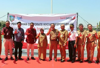Bank Jatim saat Serahkan CSR untuk Revitalisasi Alun-alun Jombang