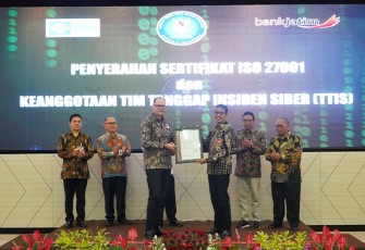 Direktur Utama Bank Jatim Busrul Iman saat terima Sertifikasi ISO 27001:2013.