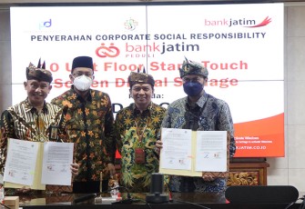 Penyerahan CSR di RSUD Sidoarjo secara simbolis dalam bentuk 10  unit Floor Stand Touch Screen Digital Signage oleh Direktur Komersial & Korporasi Bank Jatim, Edi Masrianto kepada Bupati Sidoarjo H. Ahmad Muhdlor Ali.