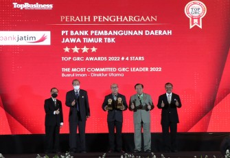 Bank Jatim saat terima Dua Penghargaan Top GRC Awards 2022