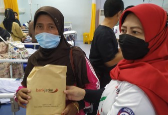 Penyerahkan bantuan pada dua korban meninggal dunia di Kelurahan Bareng, Kecamatan Klojen, Kota Malang Minggu (2/10) kemarin.