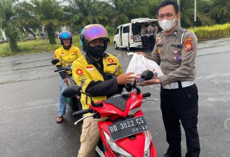 Personel Ditlantas Polda Bengkulu saat Bagi Paket Bantuan ke Pengemudi Ojol 