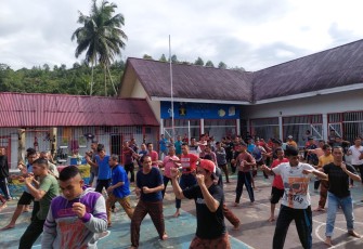 Warga binaan Lapas Kelas III Suliki, Kabupaten Limapuluh Kota, Sumatra Barat terlihat antusias mengikuti senam pagi.
