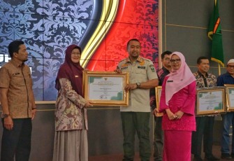 Penyelenggaraan penghargaan oleh Wakil Gubernur Sumbar Audy Joinaldy di Auditorium Rumah Dinas Gubernur.