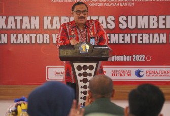 Kepala Biro Kepegawaian Kemenkumham RI, Sutrisno saat memberikan sambutannya dalam kegiatan Peningkatan Kapasitas Sumber Daya Manusia dan Penyerahan Hasil Uji Kompetensi di lingkungan Kanwil Kemenkumham Banten, Kamis (15/09/2022).