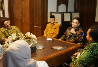 Bupati Blora Arief Rohman saat berbincang hangat dengan Raja Mangkunegaran X di Surakarta.