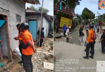 Petugas saat melakukan pendataan dan cek lokasi dampak pergeseran tanah di Bogor