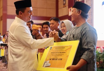 Gubernur Kepulauan Riau H. Ansar Ahmad saat menyerahkan bantuan secara simbolis ke Mubaligh di Kota Tanjungpinang.