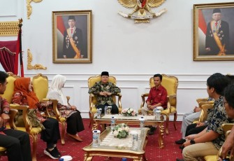 Gubernur Rohidin Mersyah saat menerima KUPS Rejang Lebong dan Eksportir Kopi PT. ALKO Sumatera Kopi di Balai Raya Semarak Bengkulu, Jumat (16/9).