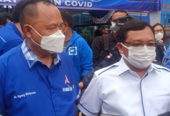 Kepala BPOKK DPP Partai Demokrat, Herman Khaeron saat meninjau pelaksanaan vaksin di Jalan Kertajaya Indah, Sabtu (26/3). 