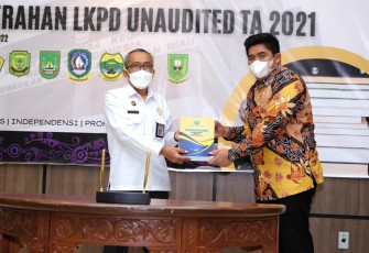 Penyerahan LKPD Unaudited 2021 ke BPK oleh Plt Bupati Bintan