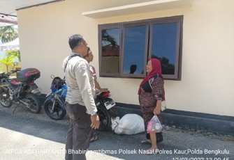 Bhabinkamtibmas saat menemukan nenek asal Lampung mencari keluarganya