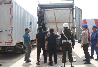 Bea Cukai Batam bersama TNI, Polri dan ASDP saat Gelar Operasi Bersama di Pelabuhan Roro Telaga Punggur
