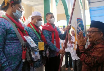 Walikota Bitung Maurits Mantiri saat melepas 25 calon jamaah haji Kota Bitung