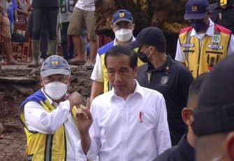 Menteri PUPR Basuki Hadimuljono saat dampingi Presiden Jokowi dalam meninjau penanganan gempa di Cianjur, Jawa Barat, Kamis (24/11/2022). 