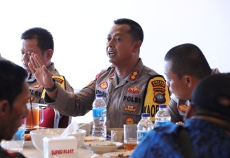 Kapolres Bintan bersama dengan pejabat utama Polres Bintan saat bersilaturrahmi dengan pengurus Forum Komunikasi Lintas OKP dan Ormas Bintan yang dilaksanakan pada Jumat (23/12/2022).