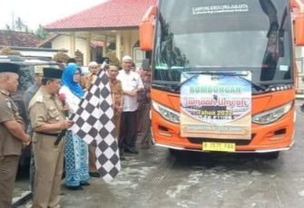 Wabup A Zulqoini saat Lepas 15 Jemaah Umroh Asal Pesibar Tahun 2022