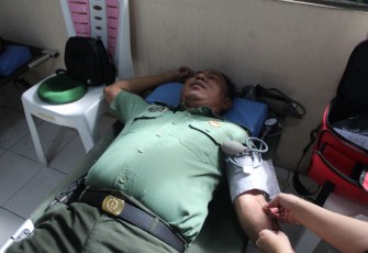 Personil Kodim 1310/Bitung saat melakukan donor darah