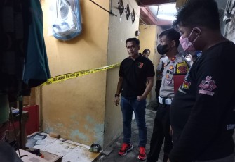 Polisi saat Olah TKP di Lokasi Pria Gantung Diri di Kampung Kadinding