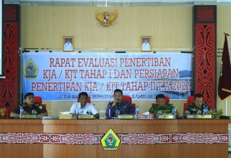 Rapat persiapan penertiban tahap dua sekaligus evaluasi penertiban tahap pertama di, Aula Kantor Bupati Samosir, 28/07.