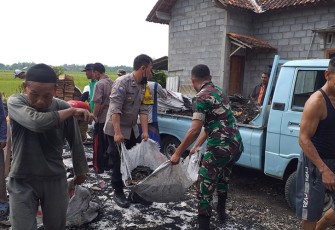 Polsek Cepiring melaksanakan baksos di rumah korban kebakaran Desa Sidomulyo RT 08 RW 01 Kecamatan Cepiring, Sabtu (18/3/2022).