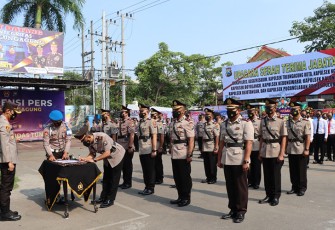 Upacara serah terima jabatan (sertijab) yang dilaksanakan di halaman Mapolres Tulungagung, Jumat (01/04/2022) pagi.