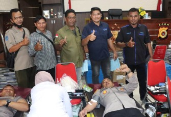 Wartawan dan Polisi saat Donor Darah di HUT ke-71 Humas Polri 