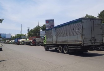 Kendaraan bermotor dari arah Rembang menuju Pati terjebak kemacetan di jalur Pantura Rembang-Pati.