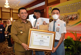 Gubernur Ansar saat Serahkan Bantuan Transportasi Laut Siswa se Tanjungpinang 