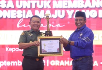 Kasad saat terima Anugerah Widya Wiyata Dharma Samya