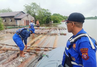 Ditpolairud Polda Kalteng saat Amankan 200 Batang Kayu Illegal Logging di Perairan Mentaya 